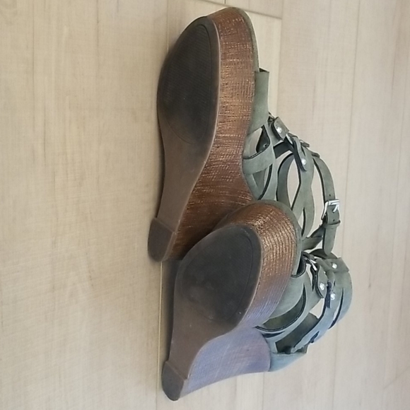 Guess Olive Platform Wedge Sandles - Picture 7 of 7